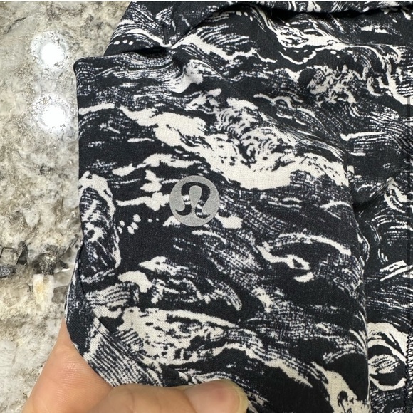 Lululemon High Rise Speed Shorts 2.5” - Picture 2 of 5